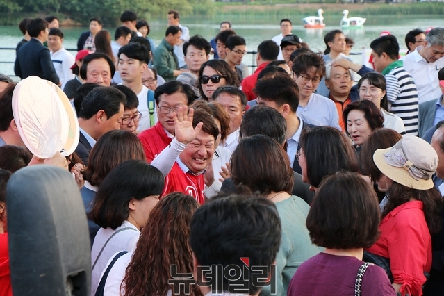 ▲ 권영진 대구시장 후보가 시민들의 격렬한 인사에 환하게 웃고 있다.ⓒ뉴데일리 이지연기자