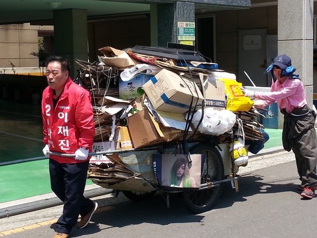 ▲ 자유한국당 이재진 후보가 폐지수거를 함께 하고 있다.ⓒ이 후보측