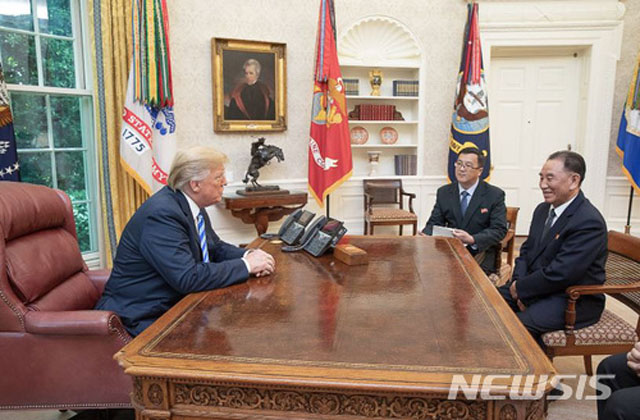 ▲ 1일(현지시간) 美백악관에서 김영철 北통일전선부장과 만나는 트럼프 대통령. ⓒ뉴시스. 무단전재 및 재배포 금지.