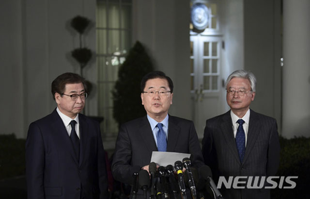 ▲ 지난 3월 9일 美백악관에서 비핵화를 위한 美北정상회담 개최를 바란다는 북한 측 메시지를 읽는 한국 대통령 특사단. ⓒ뉴시스. 무단전재 및 재배포 금지.