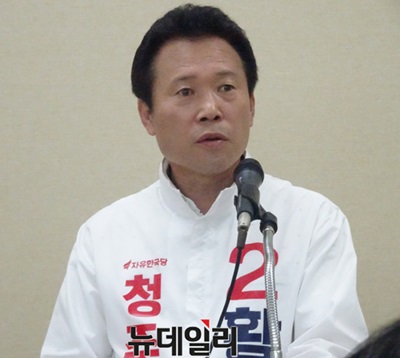 ▲ 한국당 황영호 후보가 4일 청주시 브리핑룸에서 기자회견을 갖고 민주당 한범덕 후보를 둘러싼 의혹을 언급하며 해명을 촉구하고 있다.ⓒ이민기 기자