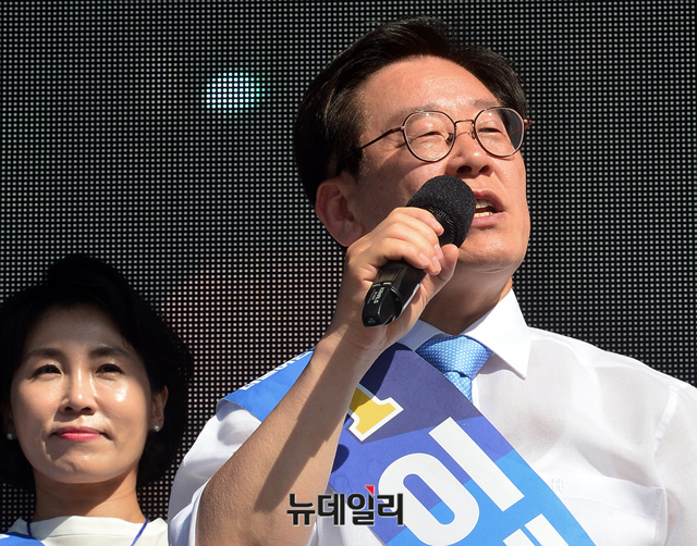 ▲ 이재명 더불어민주당 경기지사 후보가 2일 오후 경기 오산시 롯데마트 앞에서 첫 주말 유세를 하고 있다. ⓒ뉴데일리 공준표 기자