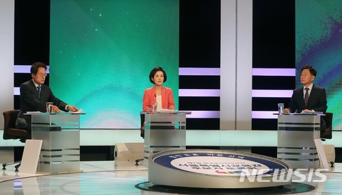 ▲ (왼쪽부터)조희연, 박선영, 조영달 등 서울교육감 후보 3인은 4일 서울 상암동 MBC에서 열린 서울선관위 주최 서울교육감후보 초청 TV 토론회에 참석했다. ⓒ뉴시스
