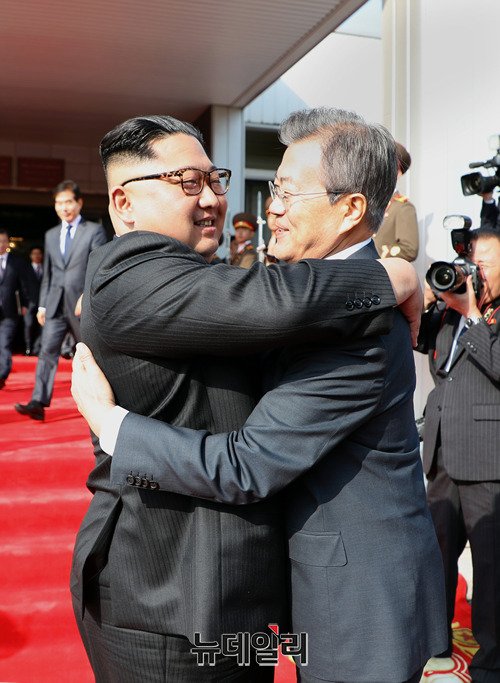 ▲ 지난 5월26일 진행된 제2차 정상회담에서 문재인 대통령과 북한 김정은이 포옹하고 있다. ⓒ뉴데일리DB