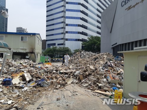 ▲ 서울 용산구 한강로2가에 위치한 4층 상가 건물이 붕괴된 모습.ⓒ사진=뉴시스