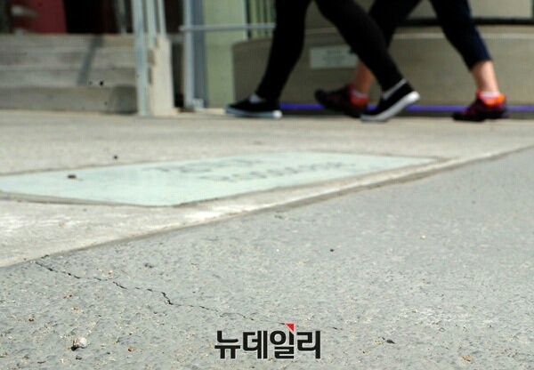 ▲ 지난해 5월 개장한 서울 고가공원, 공원 콘크리트 바닥 곳곳에서 균열이 보여 안전 논란이 발생하기도 했다.ⓒ뉴데일리 공준표 기자