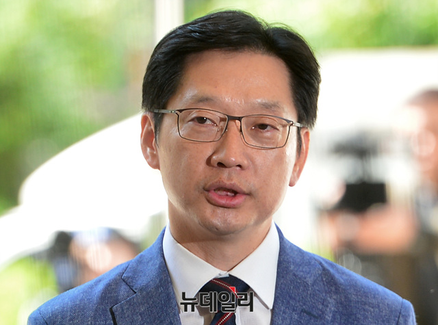 ▲ 김경수 더불어민주당 의원이 4일 오전 서울지방경찰청에 참고인 신분으로 출석해 질문에 답하고 있다. ⓒ뉴데일리 공준표 기자