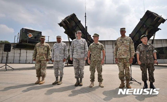 ▲ 2017년 8월 22일 경기 오산 공군기지에 모인 존 하이텐 美전략사령관, 해리 해리스 美태평양 사령관, 샘 그리브스 美미사일 방어국 국장, 빈센트 브룩스 주한미군 사령관이 한국 방어 의지를 다짐하고 있다. ⓒ뉴시스. 무단전재 및 재배포 금지.