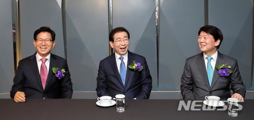 ▲ 김문수(왼쪽부터) 자유한국당 서울시장 후보, 박원순 더불어민주당 서울시장 후보, 안철수 바른미래당 서울시장 후보가 30일 오전 서울 중구 플라자 호텔에서 열린 '2018한국미래포럼'에 참석해 대화를 나누고 있다. ⓒ뉴시스 DB