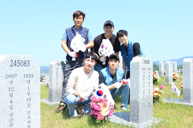 ▲ 포항제철소 냉연부 직원들이 지난 2일 현충원에서 태극기를 꽂기 등 봉사활동을 전개했다.ⓒ포스코