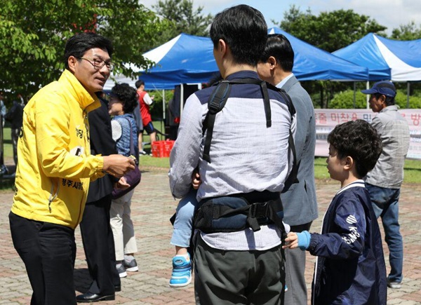 ▲ 정의당 정세영 후보가 한 시민에게 자신을 소개하며 선거운동을 하고 있다.ⓒ정세영 선거사무소