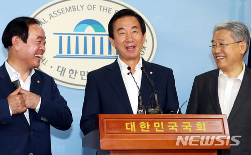 ▲ 야3당이 4일 오후 서울 여의도 국회 정론관에서 드루킹 특검을 위해 변협에서 추천받은 후보중 청와대에 추천할 특별검사 후보 선임에 대해  발표하는 기자회견에서 자유한국당 김성태 원내대표(가운데)의 말이 꼬이자 바른미래당 김동철 원내대표(오른쪽)와 민주평화당 장병완 원내대표(왼쪽)가 웃고 있다.ⓒ 사진 뉴시스