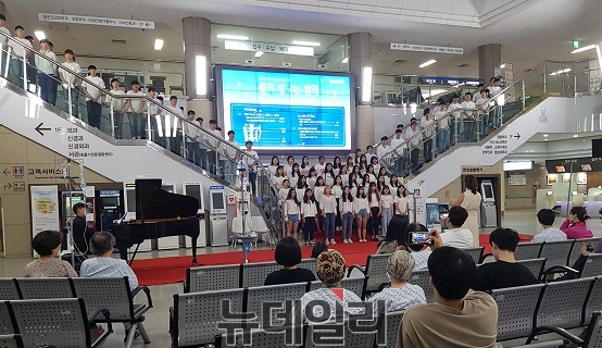 ▲ 충북대학교 합창단원들이 4일 오후 충북대병원 본관로비에서 공연을 하고 있다.ⓒ김정원 기자