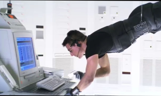 ▲ 영화 '미션 임파서블' 1편 가운데 주인공이 美CIA 기밀보관소에 침투해 '비밀공작요원(NOCs) 명단을 빼내는 장면. ⓒ미션 임파서블 관련 영상 캡쳐.