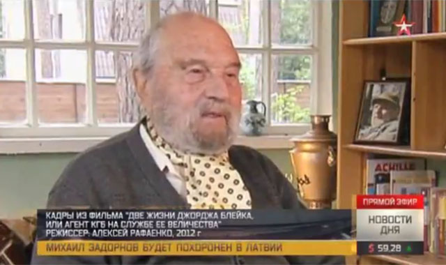 ▲ 1950년대 베를린에서 활동하던 美CIA와 英MI6 공작원 400여 명의 명단을 KGB에 넘겼던 이중간첩 '조지 블레이크'. 그는 1966년 10월 22일 탈옥한 뒤 소련으로 넘어가 여유로운 여생을 보냈다. ⓒ러시아 방송과의 인터뷰 장면 캡쳐.