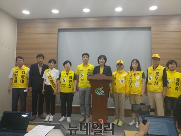 ▲ 이정미 정의당 대표와 충북지역 출마자들이 5일 충북도청 브리핑룸에서 선거관리위원회의 선거사무 불공정에 대해 발표하고 있다.ⓒ박근주 기자