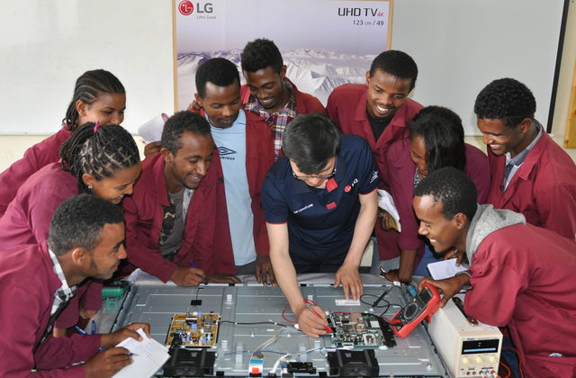 ▲ 4일(현지시간) 에티오피아 수도 아디스아바바에 있는 LG-KOICA 희망직업훈련학교에서 학생들이 애프터서비스 전문가에게 제품 수리 노하우를 배우고 있는 모습. ⓒLG전자