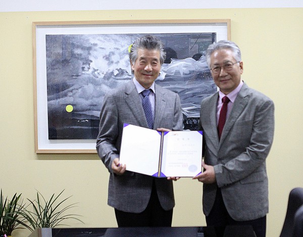 ▲ 최창주 예술위 직무대행(왼쪽)과 이건용 아창제 위원장(오른쪽).ⓒ한국문화예술위원회