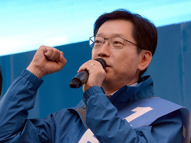 ▲ 6.13 지방선거 공식 선거운동 기간의 첫 주말인 2일 오후 더불어민주당 김경수 경남지사 후보가 경남 진주시 대안동 차 없는 거리에서 열린 추미애 대표 지원유세에서 지지를 호소하고 있다. ⓒ뉴시스