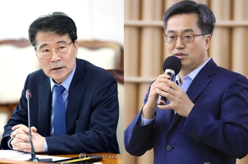 ▲ 장하성 청와대 정책실장(왼쪽)과 김동연 경제부총리 겸 기획재정부 장관.ⓒ연합뉴스