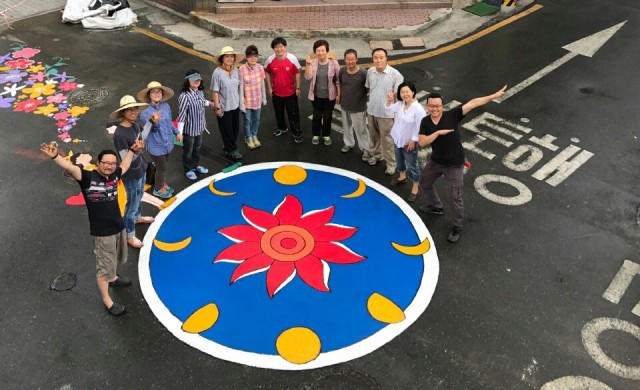 ▲ 꿈틀로 작가연합회 단체 기념촬영 장면.ⓒ포항시