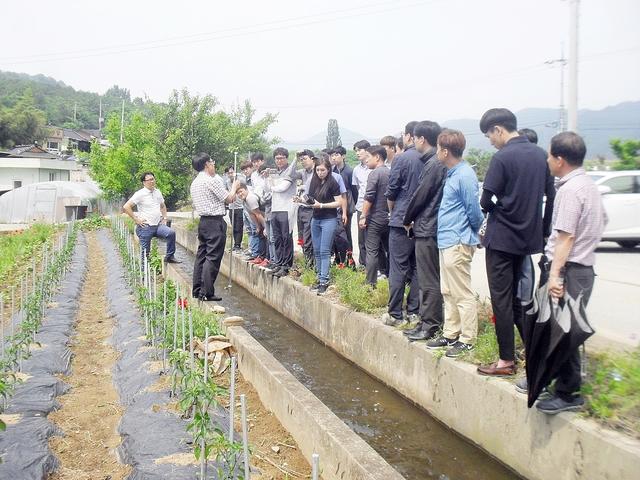 ▲ 한국농어촌공사 경북지역본부는 지난 31일 칠곡 매원저수지 복통 시점부 수로에서 본부 유지관리 담당자 30여명을 대상으로 유속 측정 실습 교육을 진행했다.ⓒ한국농어촌공사 경북지역본부