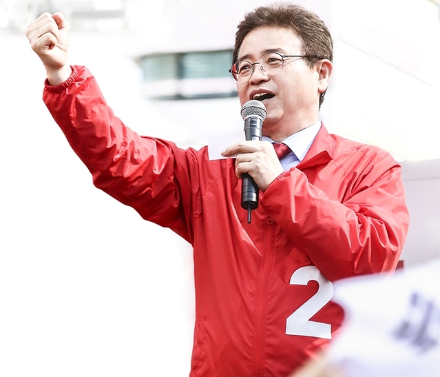 ▲ 지방선거가 1주일 앞으로 다가온 가운데 자유한국당 이철우 경북도지사 후보가 여전히 지지율 1위를 달리고 있다. 사진은 이 후보 유세 장면.ⓒ이 후보측
