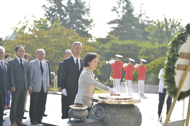 ▲ 박선영 서울교육감 후보(사진·동국대 교수)가 5일 현충원을 찾아 분향하고 있다. ⓒ박선영 캠프 제공