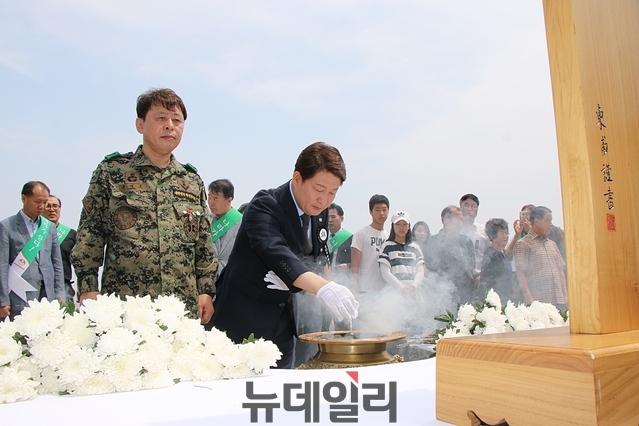 ▲ 권영진 자유한국당 후보가 6일 오전 앞산 충혼탑에서 헌화분향을 하고 있다.ⓒ뉴데일리