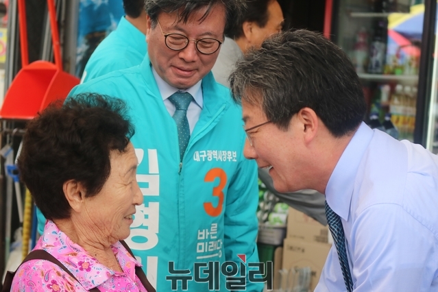 ▲ 김형기 바른미래당 후보가 최근 반야월 시장에서 유승민 후보와 함께 상인들에게 인사를 하고 있다.ⓒ뉴데일리