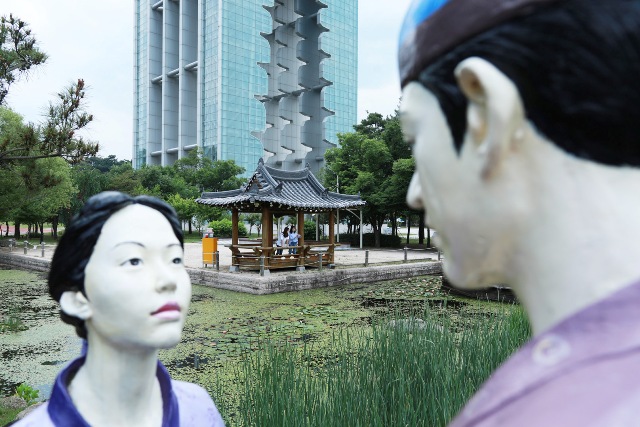 ▲ 경주타워 앞 계림지의 기파랑과 선화공주 모형.ⓒ엑스포공원