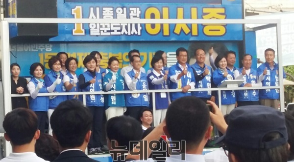 ▲ 추미애 더불어민주당대표와 같은 당 이시종 충북지사 후보, 한범덕 청주시장 후보 등이 5일 청주시 가경동 터미널 인근 유세장에서 시민들을 향해 엄지척을 해 보이고 있다.ⓒ이민기 기자