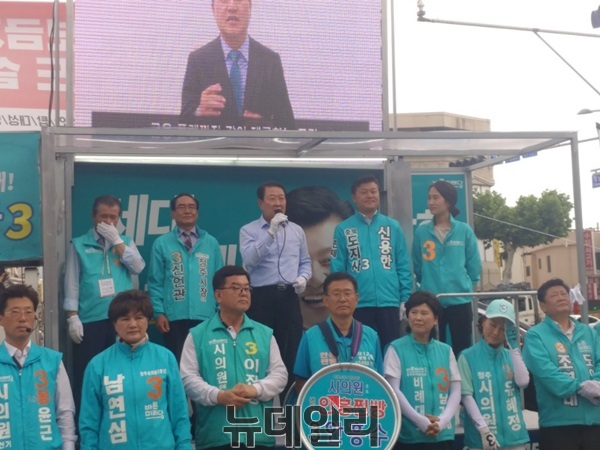 ▲ 박주선 바른미래당 공동대표가 5일 청주시 육거리 시장을 방문해 신용한 충북도지시 후보, 신언관 청주시장 후보 등 같은 당 소속 바른미래당 후보들에 대한 지지를 호소하고 있다.ⓒ박근주 기자
