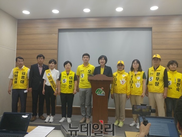 ▲ 이정미 정의당 대표가 5일 충북도청 브리핑룸에서 정의당 후보들과 함께 기자회견을 하고 있다.ⓒ박근주 기자