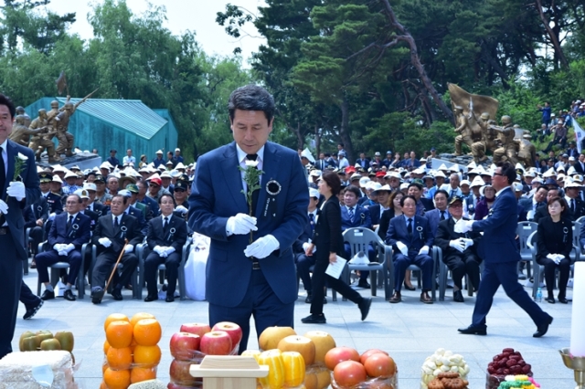 ▲ 이강덕 포항시장 후보가 6일 현충일 기념식에 참석해 헌화를 하고 있다.ⓒ이 후보측