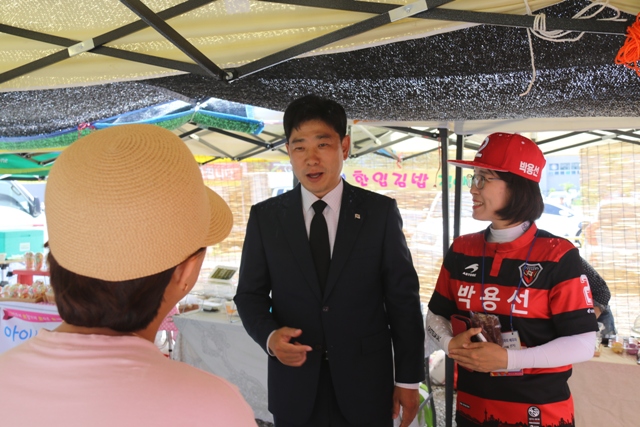 ▲ 박용선 도의원 후보가 현충링을 맞아 검은 정장으로 유권자를 만나고 있다.ⓒ박 후보측