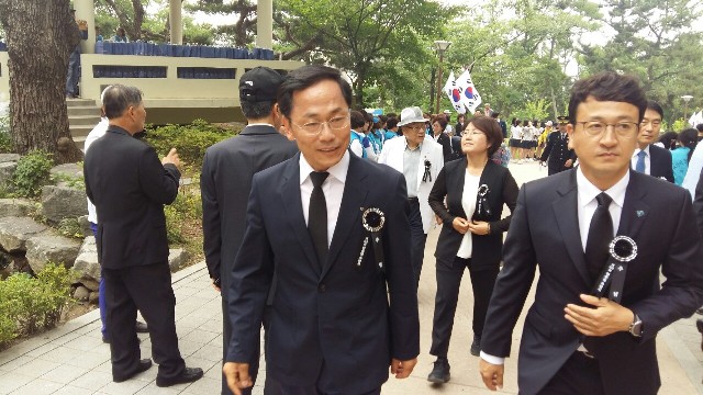 ▲ 허대만(왼쪽)포항시장 후보와 대이 효곡에 도의원으로 출마한 김상헌(오른쪽) 후보가 함께 충혼탑 참배길에 나서고 있다.ⓒ허 후보측