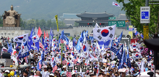 ▲ 대한민국수호 비상국민회의(대표 박관용 전 국회의장 외 6명)는 6일 서울 광화문 교보빌딩 앞에서 '자유민주주의 회복 국민총궐기 대회'를 열었다. ⓒ뉴데일리 이종현 기자