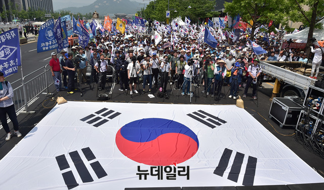 ▲ 이날 집회에는 경찰추산 7천여명(집회측 추산 5만여명)이 참석해 문재인 정부의 대북정책을 비판했다. ⓒ뉴데일리 이종현 기자