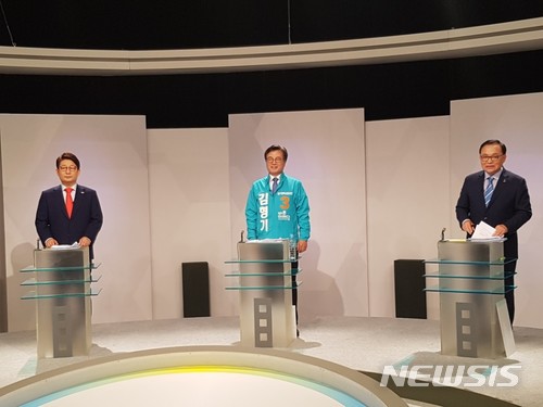 ▲ 6·13 지방선거에 출마하는 대구시장 후보들이 지난 4일 수성구 범어동 대구MBC에서 열리는 선거방송토론위원회 주관 '제7회 전국동시 지방선거 대구시장 후보 초청 토론회'를 준비하고 있다. 왼쪽부터 자유한국당 권영진 후보, 바른미래당 김형기 후보, 더불어민주당 임대윤 후보. ⓒ뉴시스