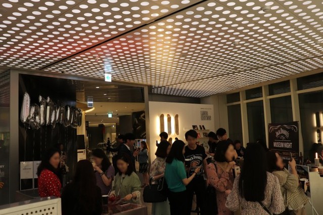 ▲ 지난 5월 17일 뮤지엄 나이트에서 관람객이 DJ 공연과 주류를 즐기는 모습.ⓒ롯데뮤지엄