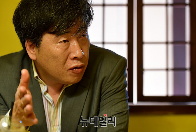 ▲ 인터뷰 중인 이동욱 뉴데일리 논설고문. ⓒ 정상윤 기자