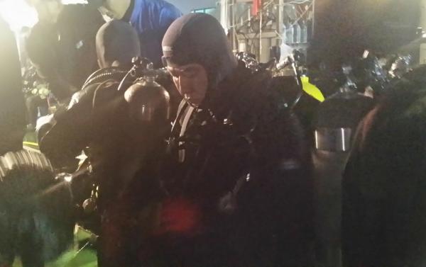 ▲ 공기통을 매고 세월호 잠수 취재를 준비중인 이동욱 기자. ⓒ 이동욱 제공