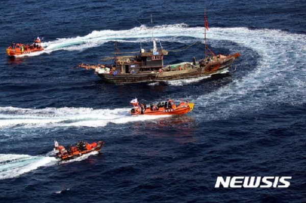 ▲ 해양경찰이 불법조업 중인 중국 어선을 단속하고 있다. ⓒ뉴시스