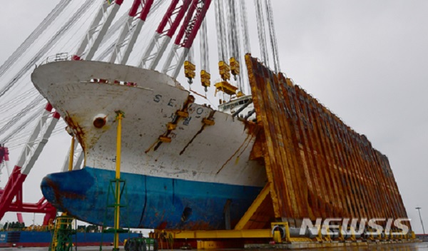 ▲ 인양 후 전남 목표신항에서 직립작업을 마친 세월호. ⓒ뉴시스