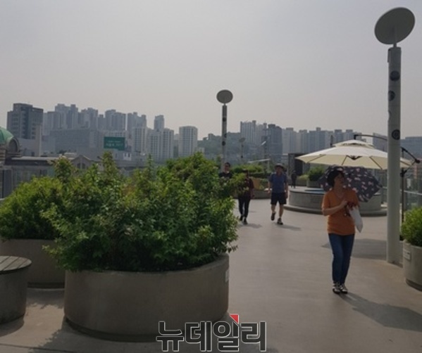 ▲ 7일 오후 2시경 '서울로 7017'에서 시민들이 지나다니는 모습.ⓒ뉴데일리 임혜진