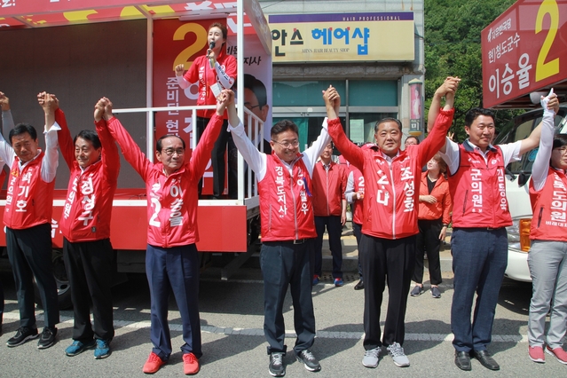 ▲ 이철우 자유한국당 후보(중간)가 지난 6일 청도를 찾아 거리유세에 앞서 이승율 청도군수 후보 등 청도 한국당 후보자들과 손을 잡고 인사를 하고 있다.ⓒ이 후보측