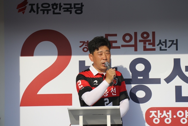 ▲ 경북도의원 포항4선거구(장성·양덕동) 박용선 후보가 7일 장량동 하나로마트 앞에서 유세를 하고 있다.ⓒ박 후보측