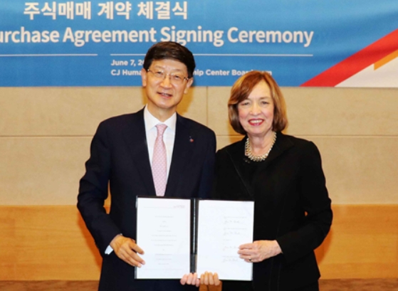 ▲ CJ대한통운은 미국 DSC Logistics를 인수했다고 8일 밝혔다. 7일 저녁 서울 중구 필동로 CJ인재원에서 열린 주식매매 계약 체결식 행사에서 박근태 CJ대한통운 사장(왼쪽)과 앤 드레이크 DSC Logistics 회장이 기념촬영을 하고 있다. ⓒ CJ대한통운