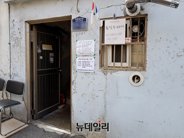 ▲ 낡고 오래된 건물 창문틀 사이로 